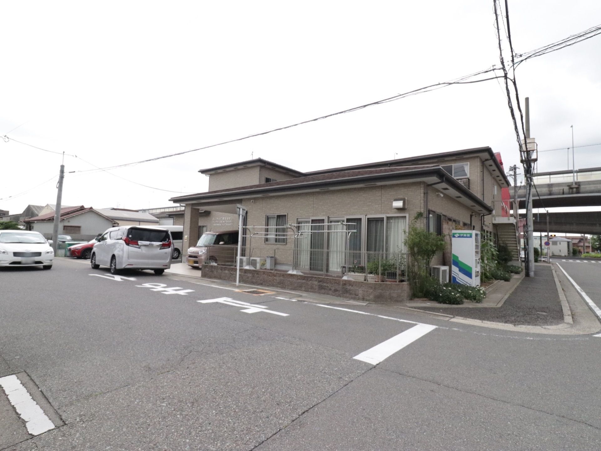 小豆色の2階建ての建物。道路に面しており、ご家族の方は迷うことなく来訪できる。外観は一般住宅と何ら変わりない。