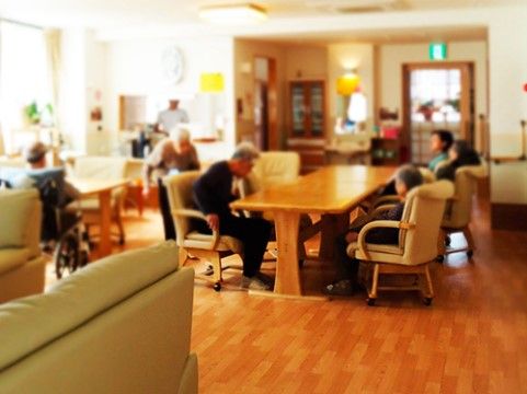 広々とした、テーブルと椅子が設置された会話を楽しむことができるスペース