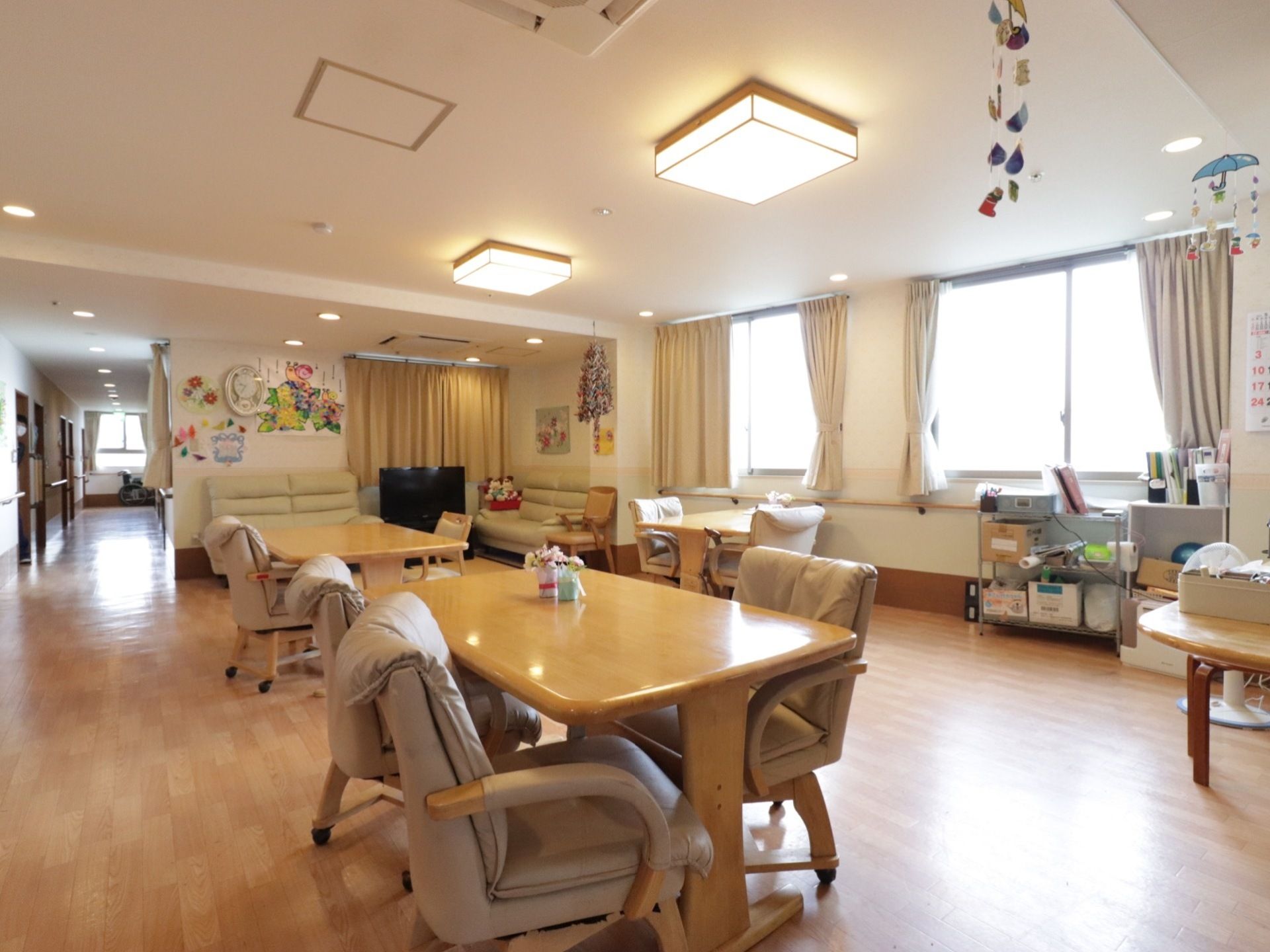 食堂には、テーブルと椅子が用意されている。左奥の一角には、ソファやテレビを配置した畳コーナーが設けられている。