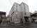 住宅地に建てられた小豆色の４階建ての施設。駐車場も設けており、ご家族の方が面会に来られた際にご利用いただける。