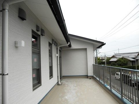 屋根が付いた、広々としたスペースが確保されたベランダ