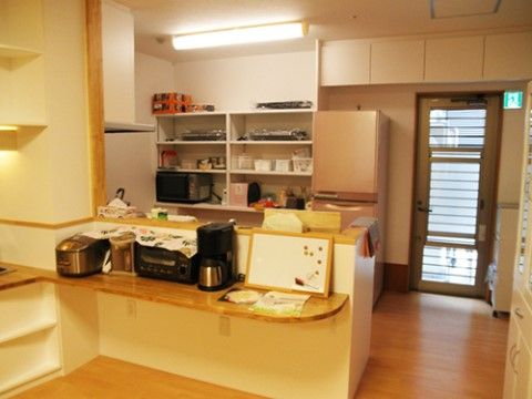 入居者様の食事を調理している、整理整頓されたキッチン