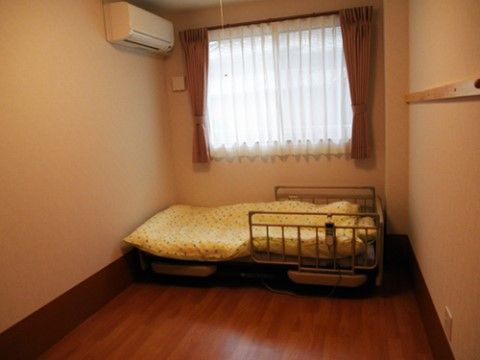 転落防止柵があり、安全に眠ることができる居室のベッド