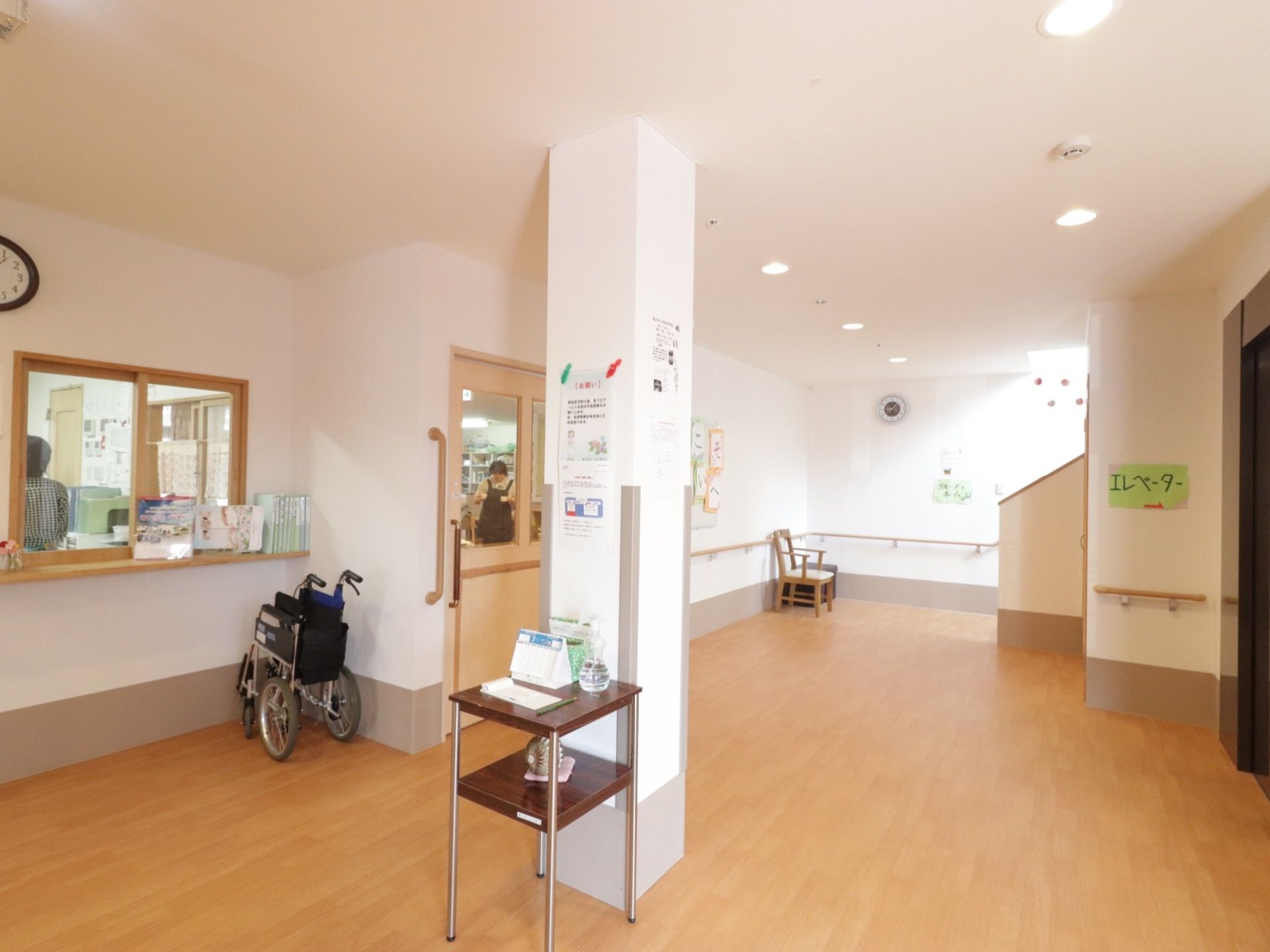 明るい床色に白を基調とした壁色でデザインされた、さわやかなホールである。壁伝いに手すりが完備されている。