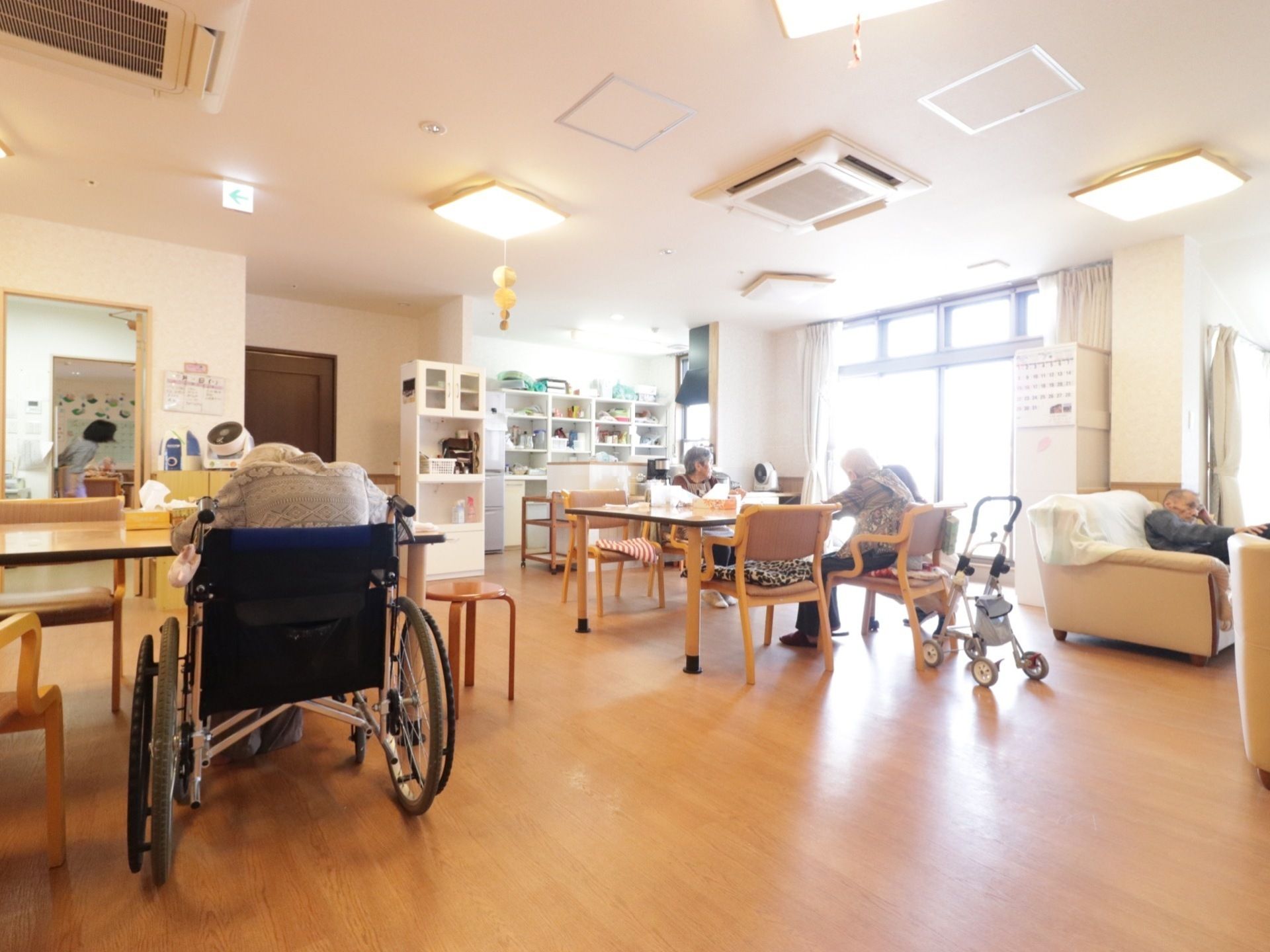 車椅子をご利用の方が安全に移動することができる、ゆとりある共有スペース