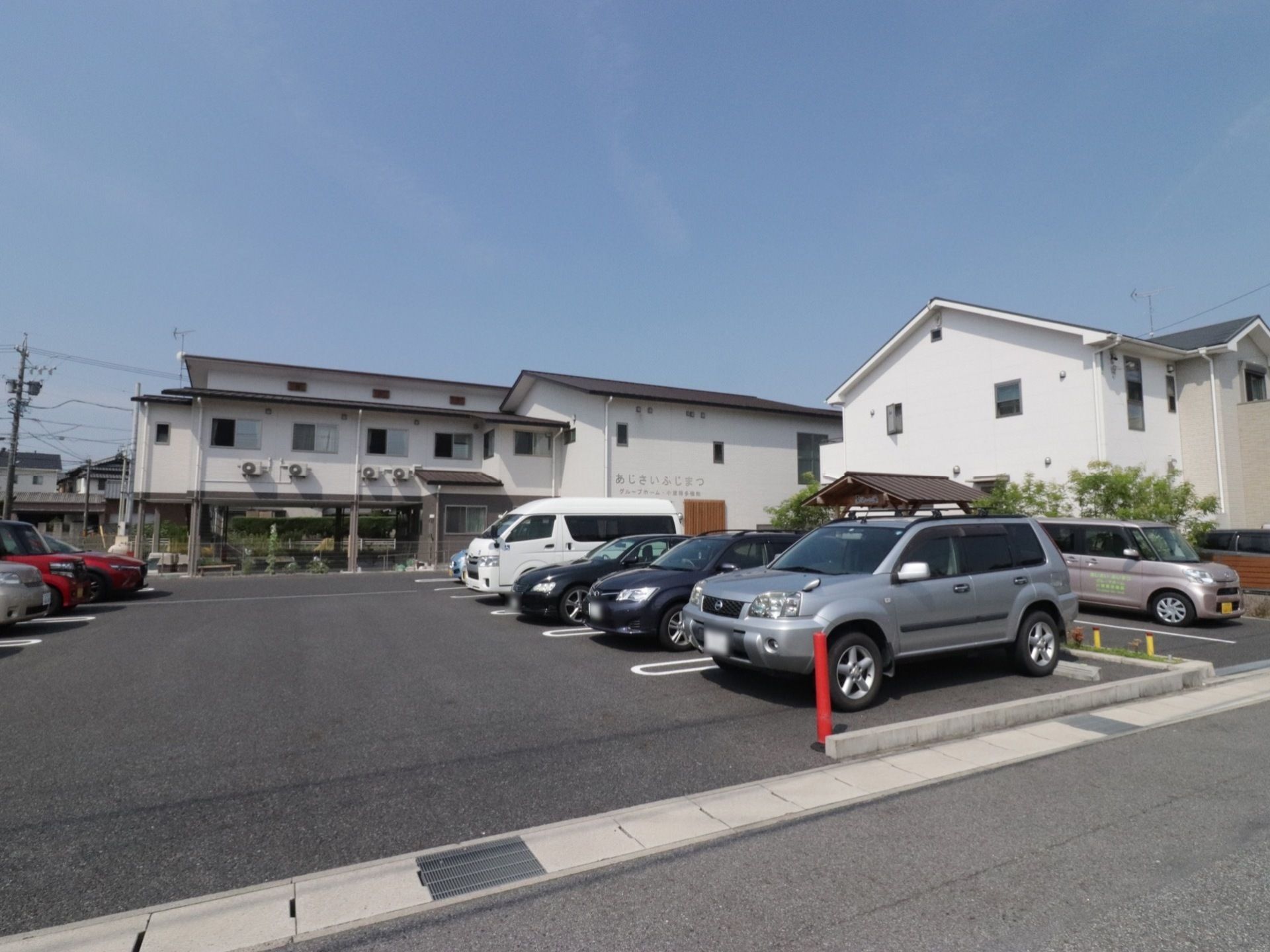 施設の建物前に設置された、多くの車を停めることができる駐車スペース