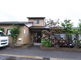 静かな住宅街に位置する施設