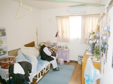 エアコンが設置された、１年を通して快適に過ごすことができる居室