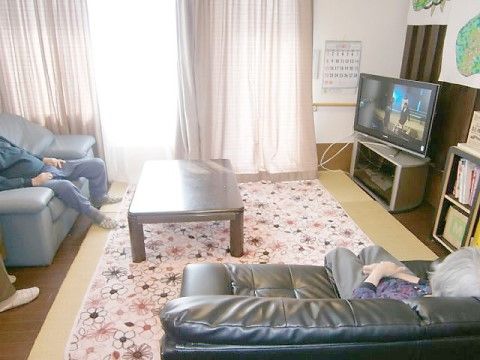 窓が大きく、陽射しが差し込むソファが設置されたスペース