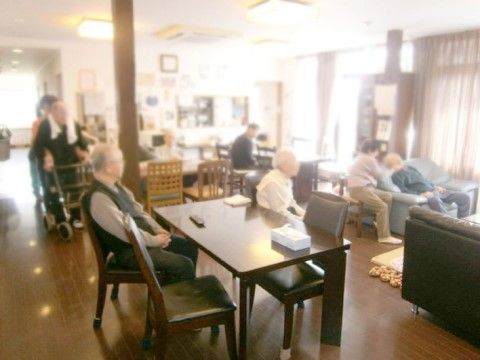 テーブルと椅子が設置された、入居者様同士の交流を楽しむことができるスペース