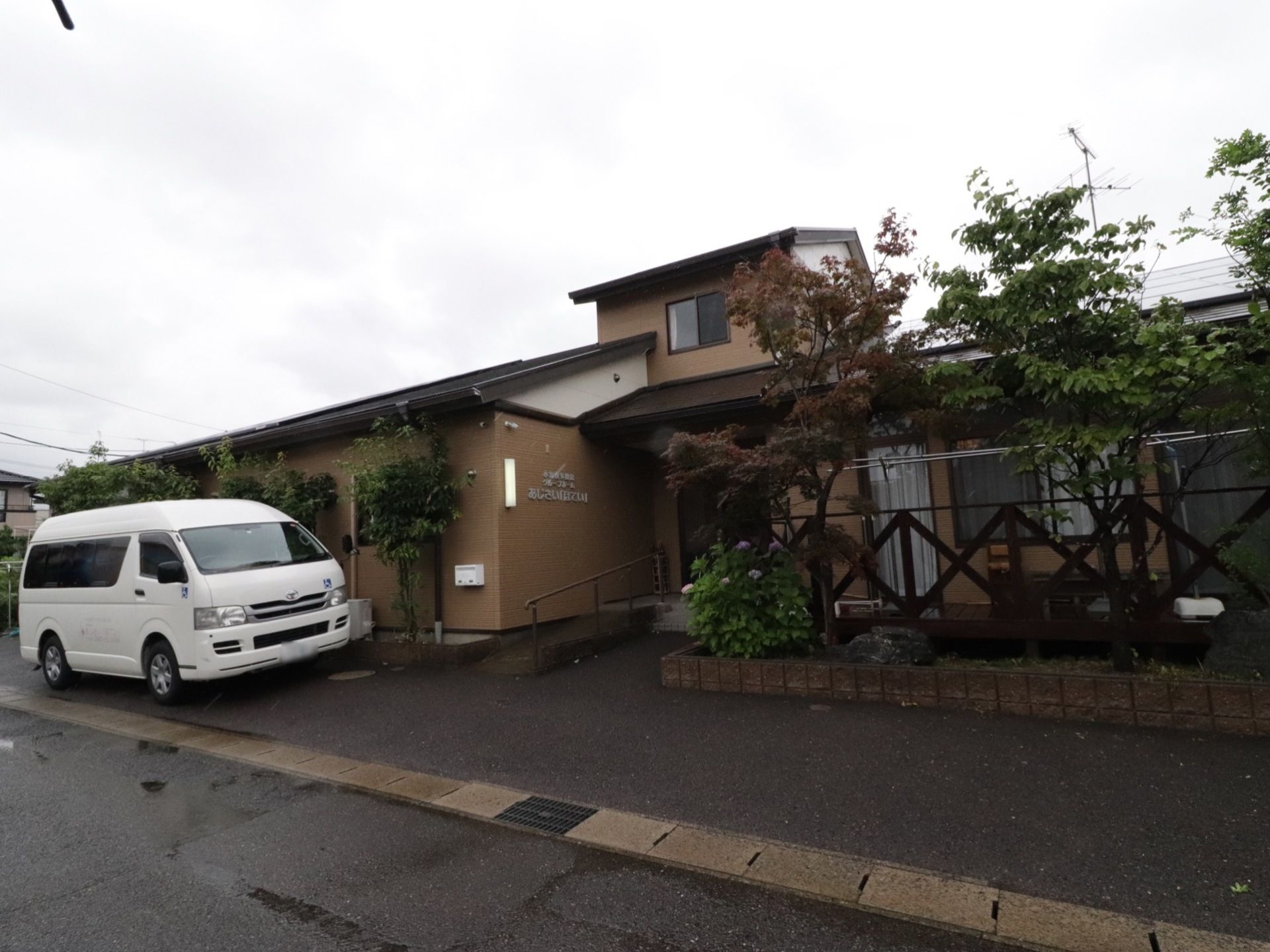 落ち着きある色合いで施工された施設である。まわりには木々が整備されており、身近に緑を感じながら過ごしていける。