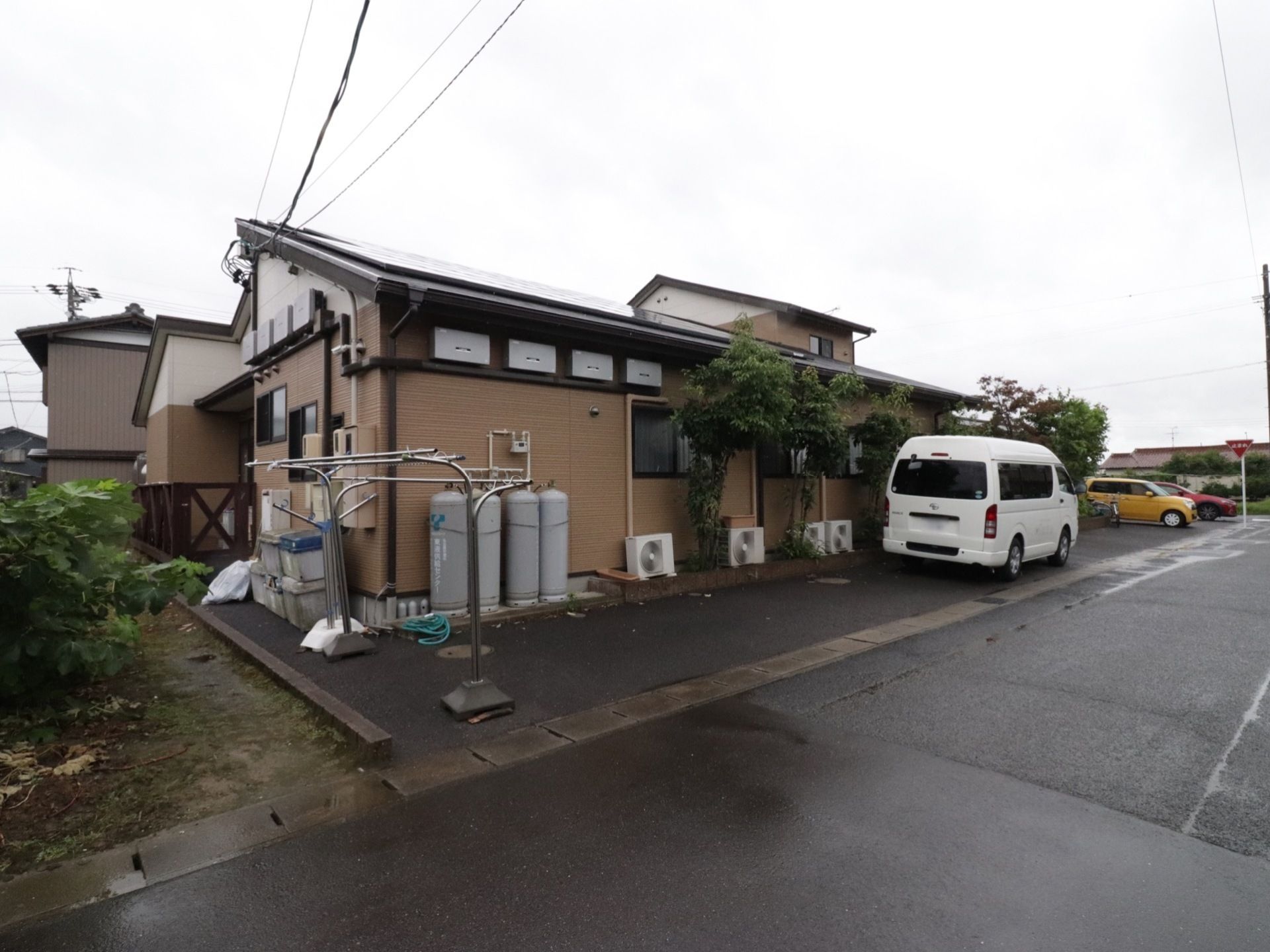 道路に面しており、すぐに見つけやすい場所に立地している。まわりの環境になじむ、落ち着いたブラウン調の建物である。