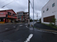 静かな街並みと踏切の風景