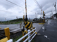 雲の多い日の街角と線路