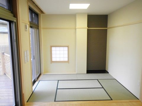 足を伸ばしてくつろぐことができる、ゆとりのある和室