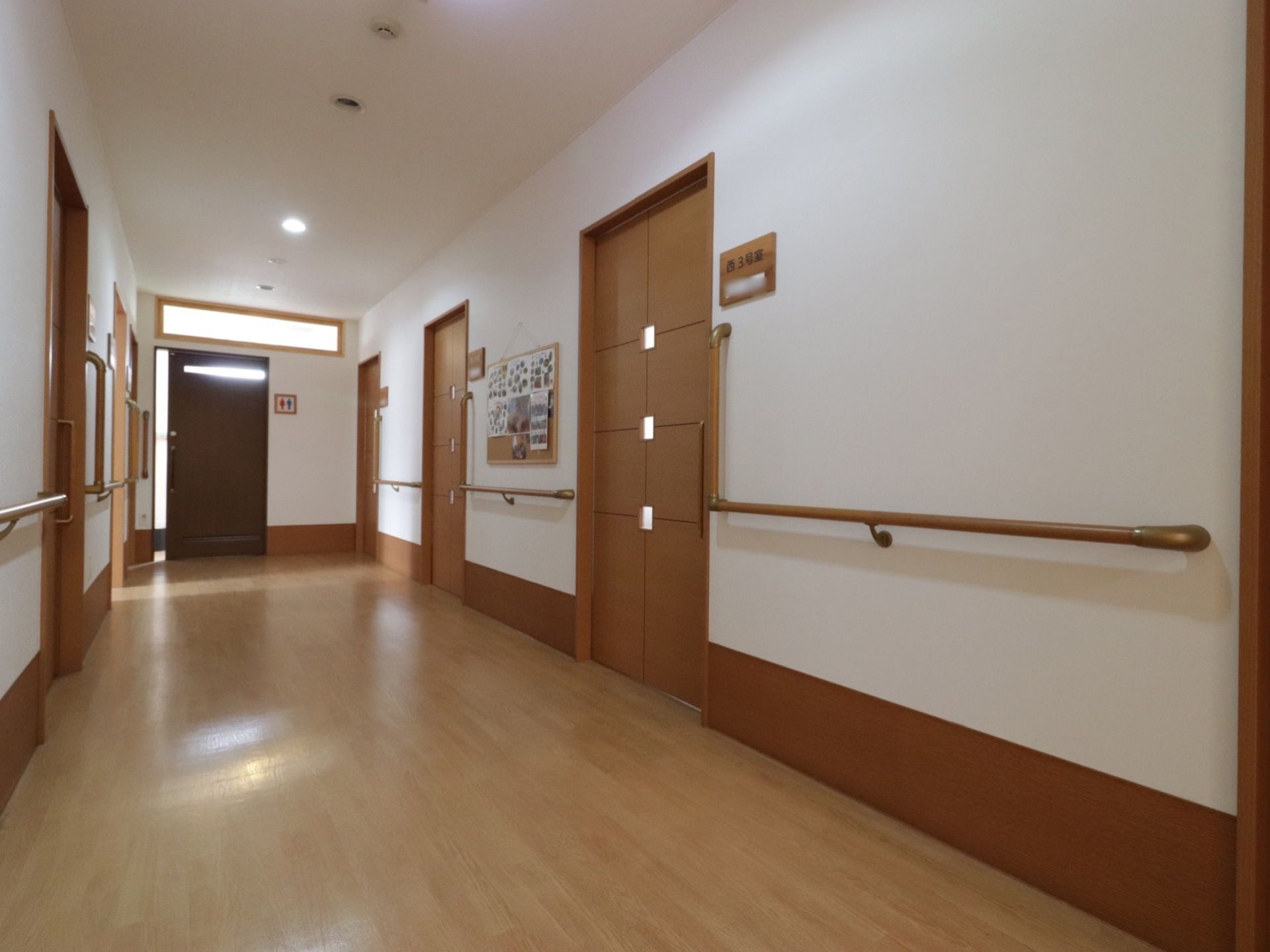 廊下に並ぶ居室のドアの中央には、３ヶ所に小窓がついている。またトイレのドアの上方の壁はガラス張りである。