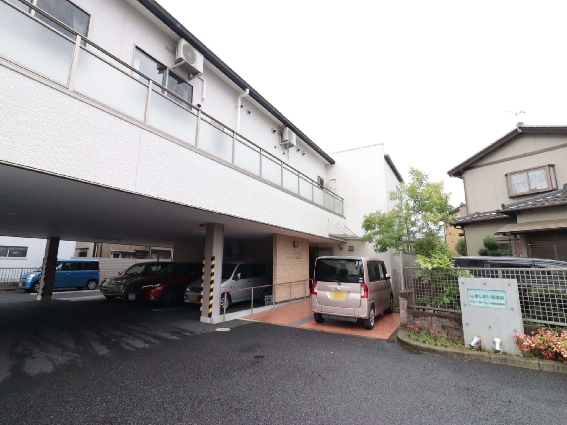 玄関のスロープ横と屋根のある駐車場に車を停めることができる。スロープの上にも屋根があるので、濡れずに移動することも可能だ。