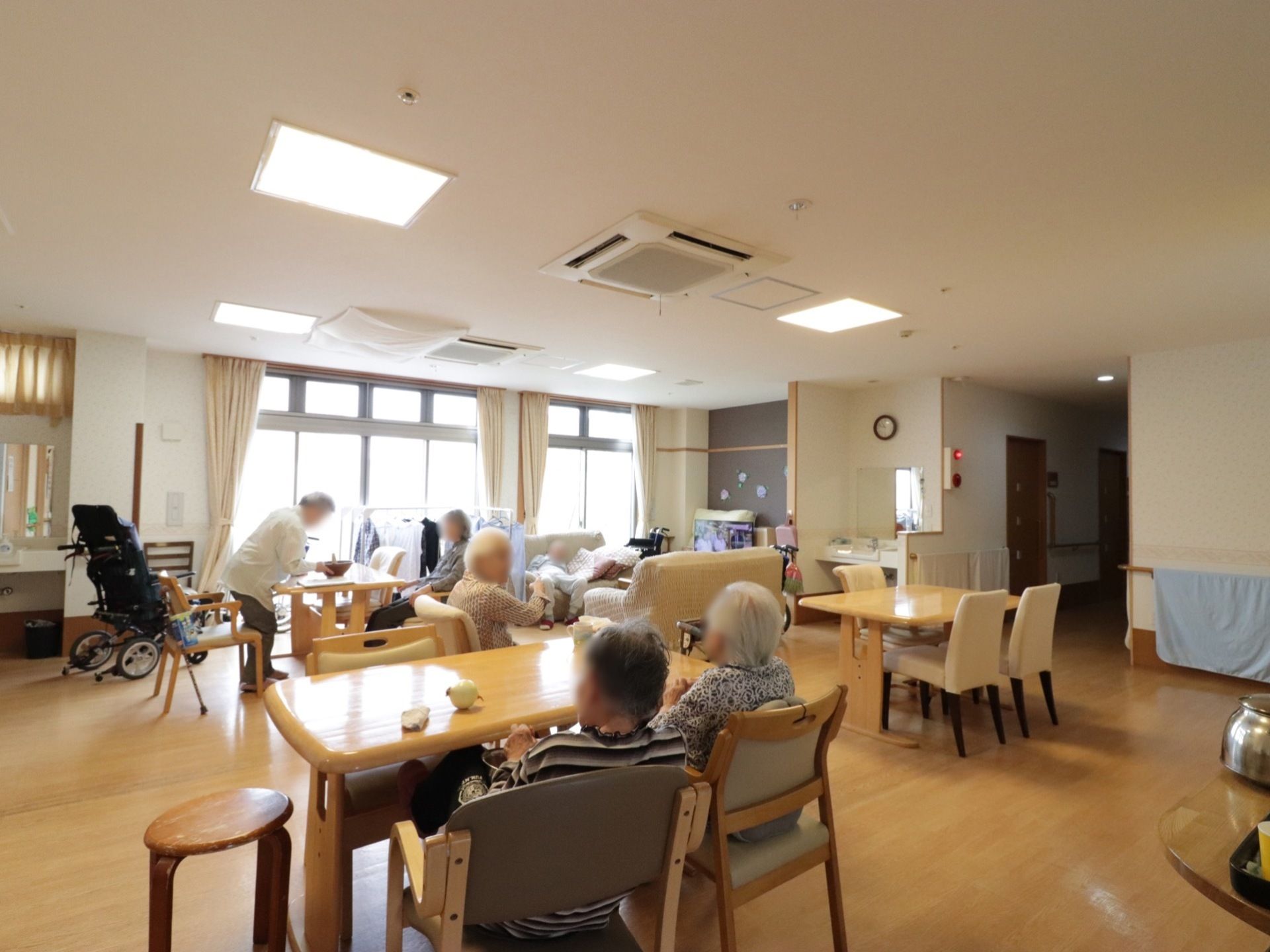 天井に空調設備が備えつけられた食堂である。開放的な窓が複数設置されており、外からの光がたっぷり降りそそいでいる。