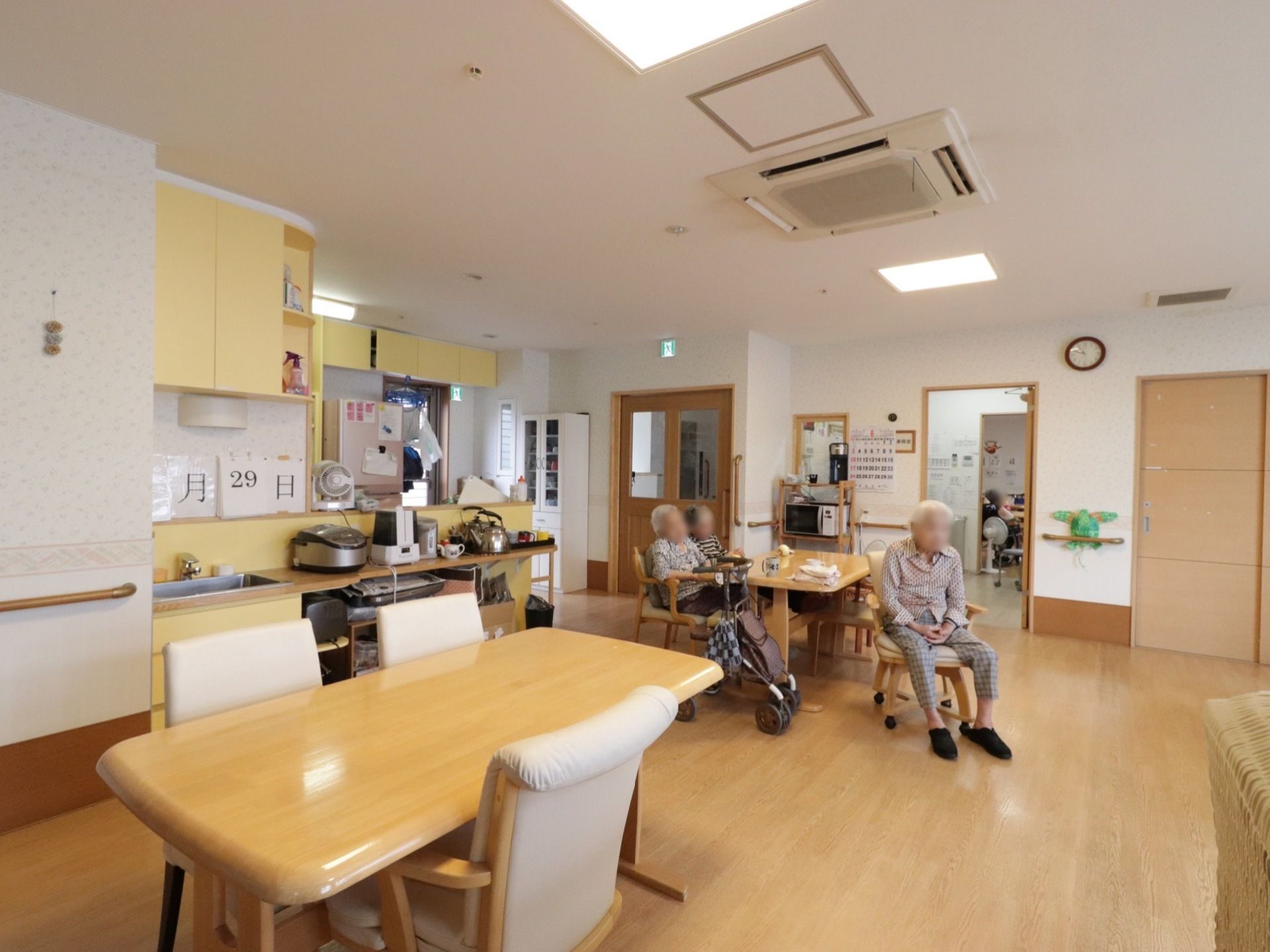 天井に埋め込み式のエアコンがあり、快適に過ごすことができる共有スペース