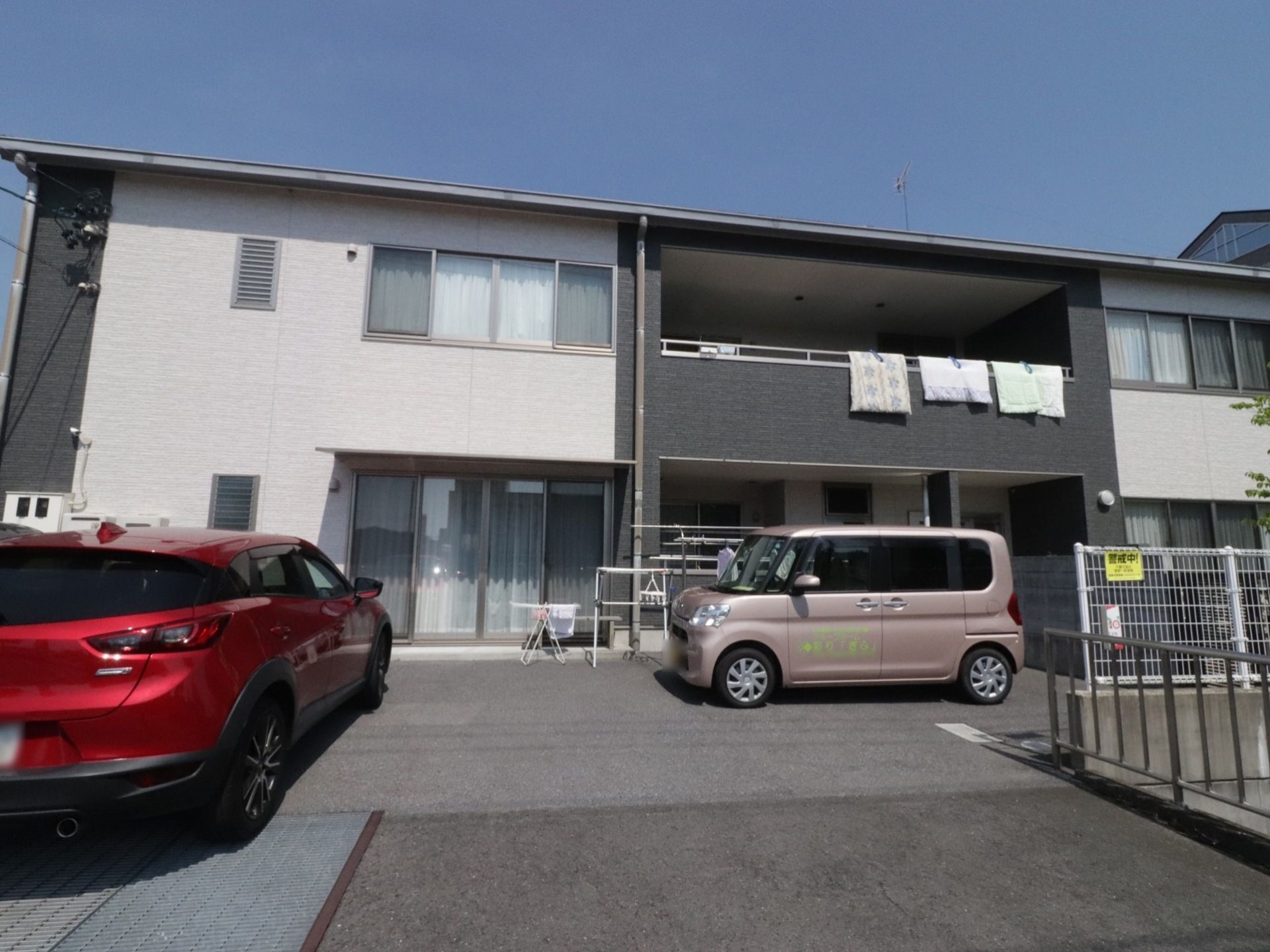 2階建ての鉄筋コンクリートの建物である。建物の外壁は白とグレーのモノトーンを基調としてデザインされている。