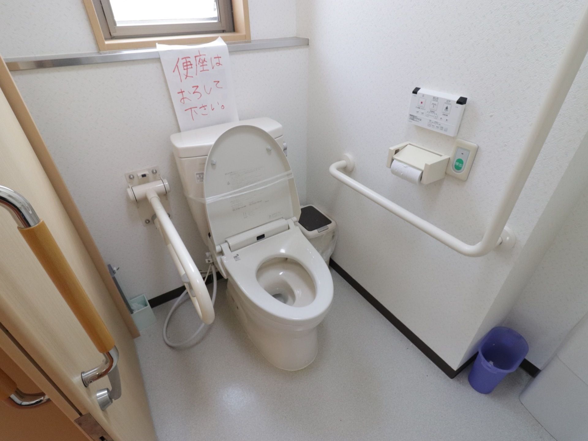 洋式便座が1台設置されており、周囲にゴミ箱や掃除用品が揃えられている。壁にL字型の手すりが備えつけられている。