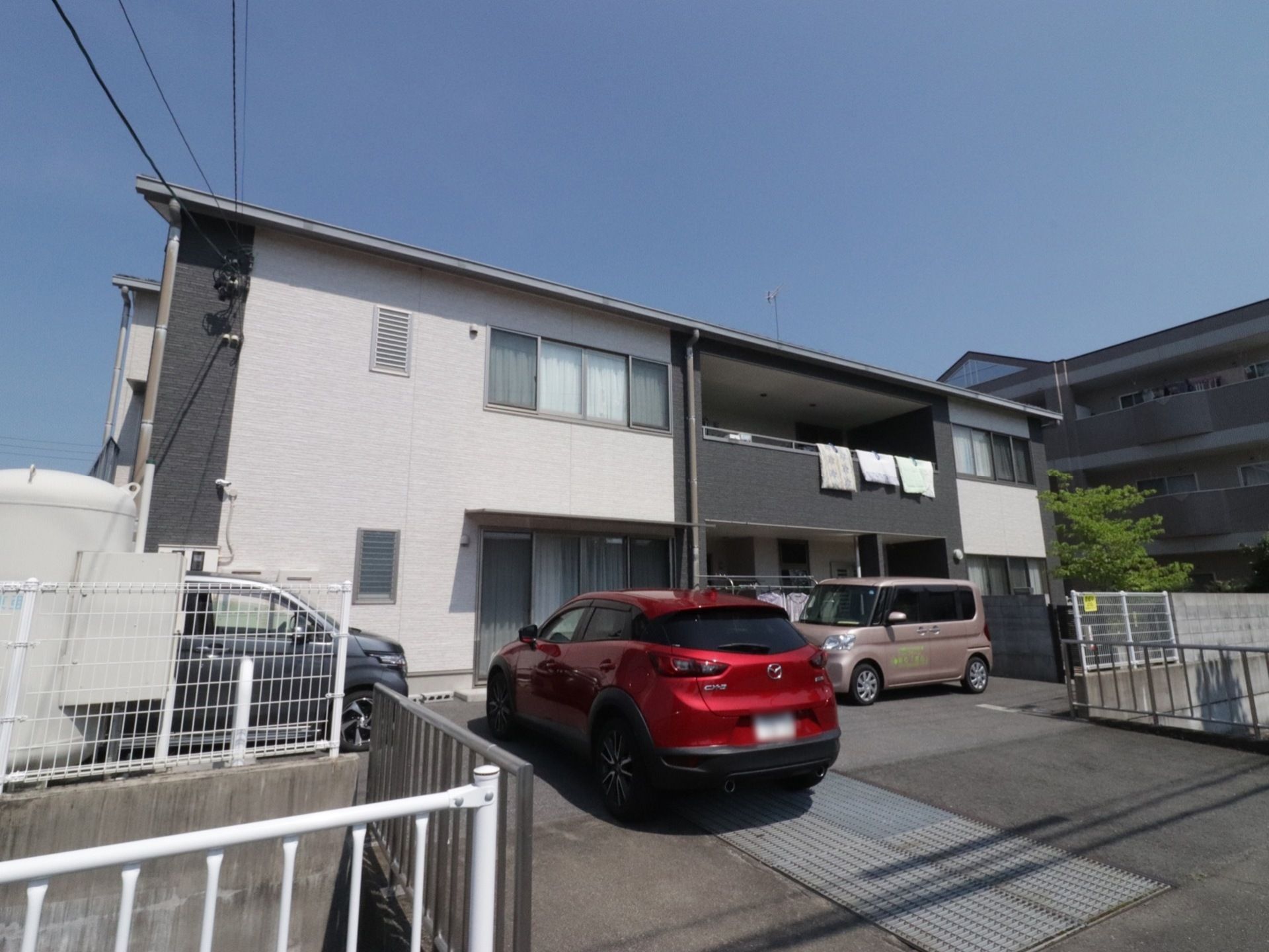 施設に完備されている駐車場に乗用車が3台、停車しているのが見える。遠方からのご家族様の来訪の際に利便性が良い。
