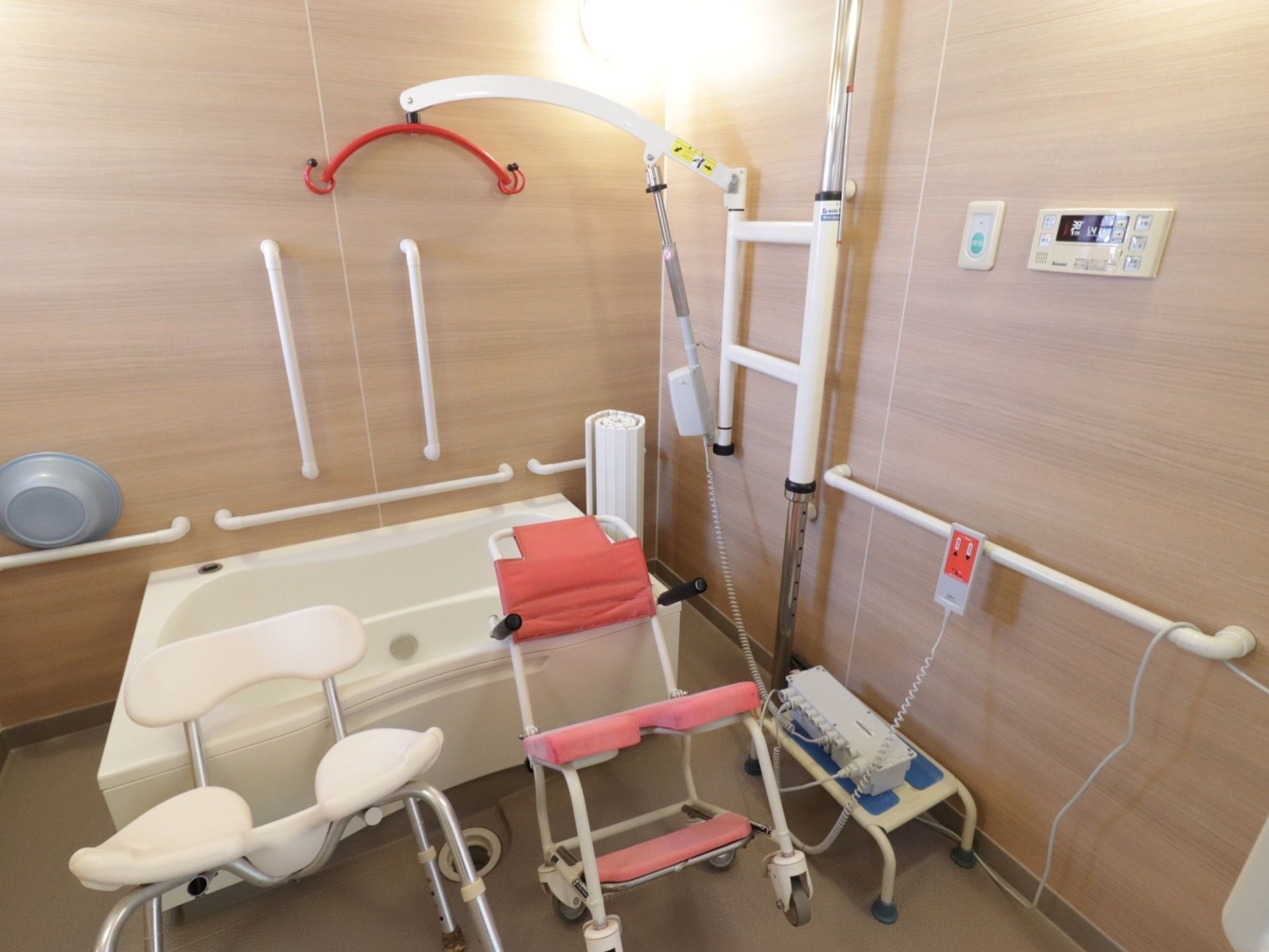 介護度が高い方も、スタッフのサポートを受けて入浴することができる設備を備えた浴室