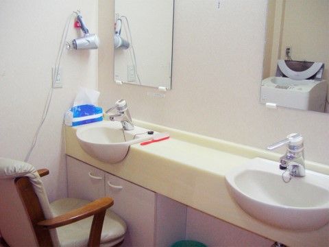 洗面台が2台あり、椅子に座ってゆっくり利用できる。フットレスの洗面台もあり、車椅子をご利用の方も乗車したまま使用できる。