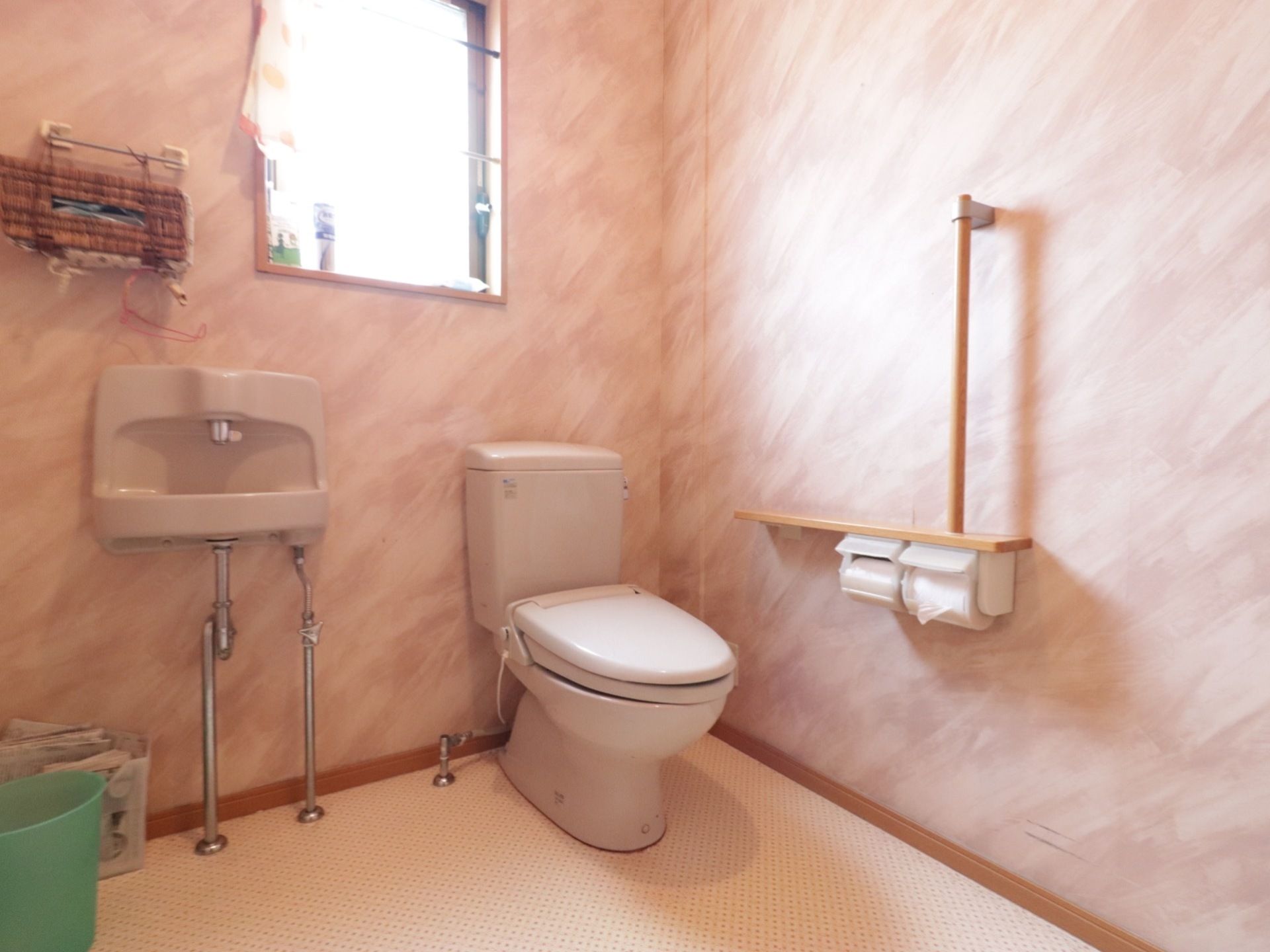 トイレはスペースにゆとりのある空間となっている。手すりや棚もつけられており、段差もなく利便性に富んだ設計となっている。