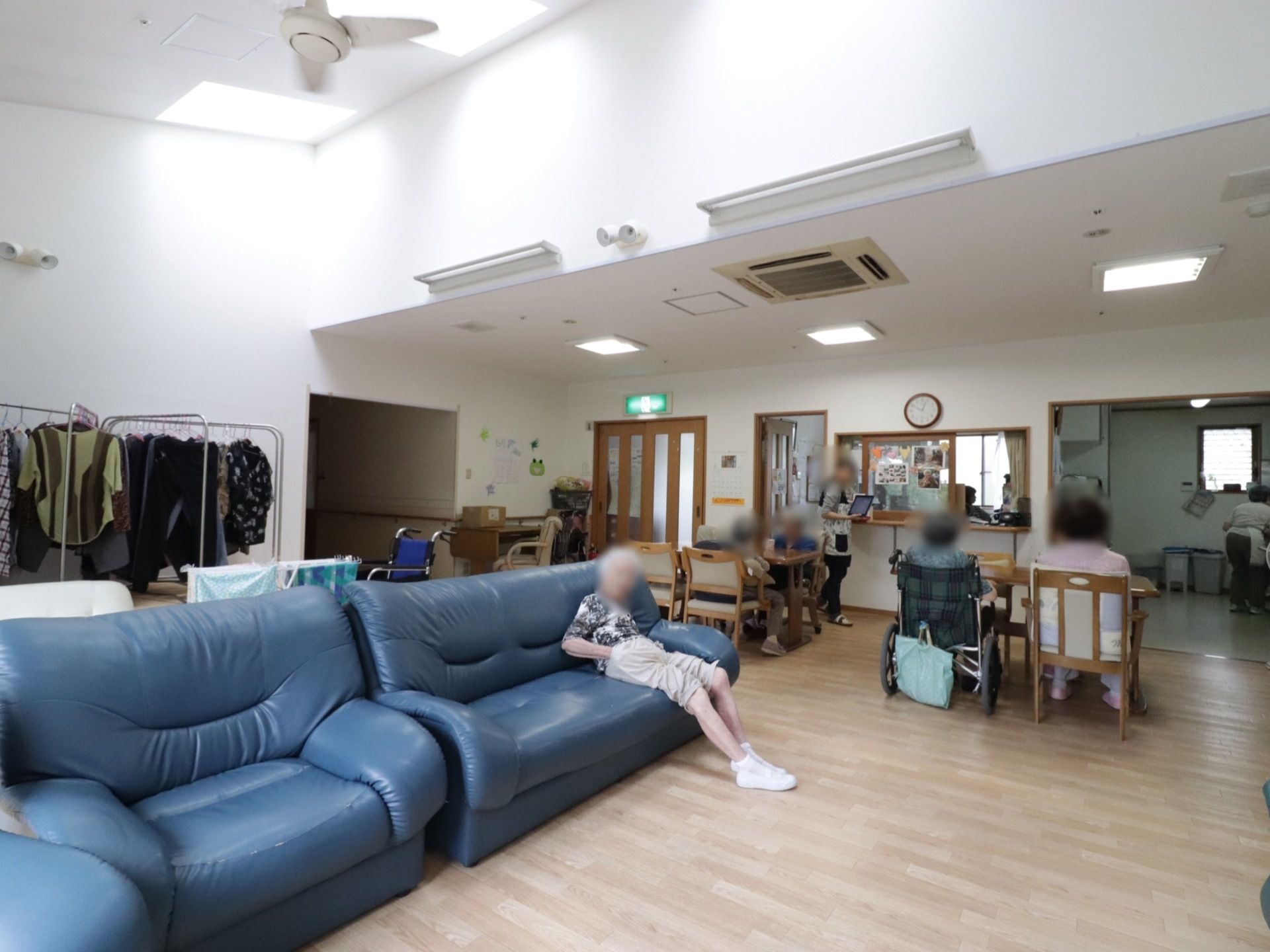 大きなソファやテーブルと椅子が設置された、くつろぐことができるスペース