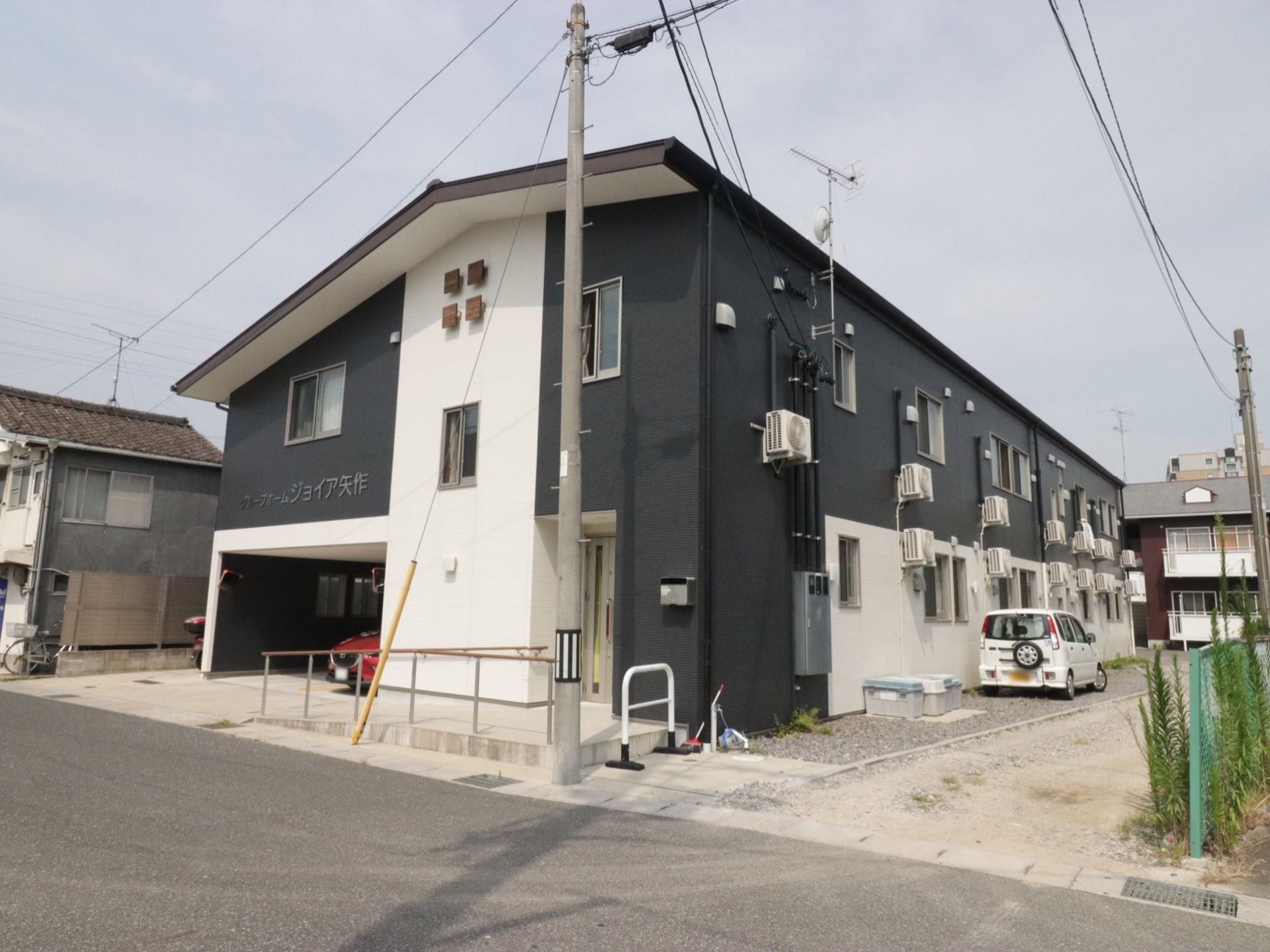 施設は２階建ての作りであり、日の光を取り入れるための窓が規則的に配列されている。閑静な住宅街によく調和した、落ち着いた雰囲気の建物である。