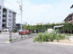 明るい庭園が見える施設外観