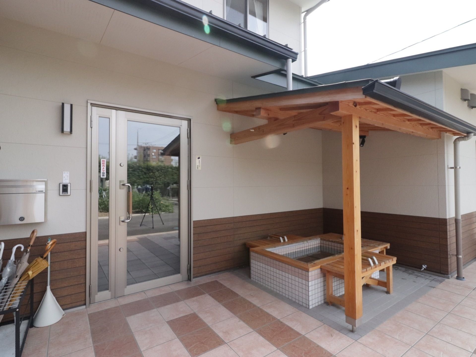 玄関のそばに設置された、入居者様が楽しむことができる足湯