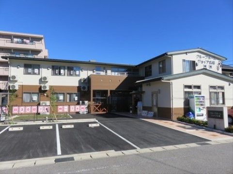 建物前に設置された、ご家族が来られた際に停めることができる、広々とした駐車スペース