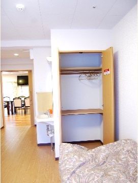 「ココファンメディカル藤沢」の居室。トイレ、洗面台、クローゼットの設備付き。