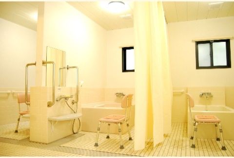 「ココファンメディカル藤沢」の浴室。一人での入浴が難しい場合は、スタッフが付き添ってくれる。