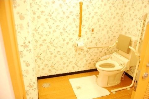 「ココファンメディカル藤沢」の居室・トイレ。壁紙を花柄模様になっている。
