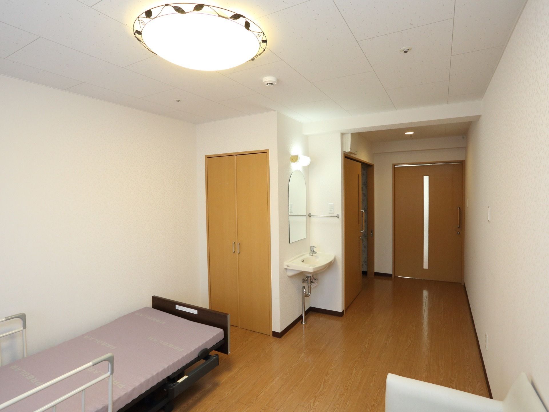 個室には、出入口とトイレの扉があり、どちらも引き戸である。またクローゼットには観音開きの扉が付いている。