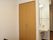 部屋には収納スペースもある。観音開きの扉がついており、チリを防いで衣類などを清潔に保管することが可能である。
