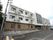 ３階建ての白壁の建物で、１階部分はレンガ張りの外観である。入り口横には緩やかな長いスロープが備わり、手すりや点字ブロックが設置されている。