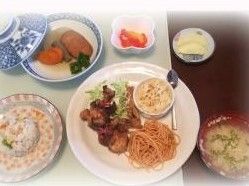 揚げ物やスパゲッティとライスとスープが付いたメニュー