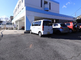 介護施設の外観と駐車場