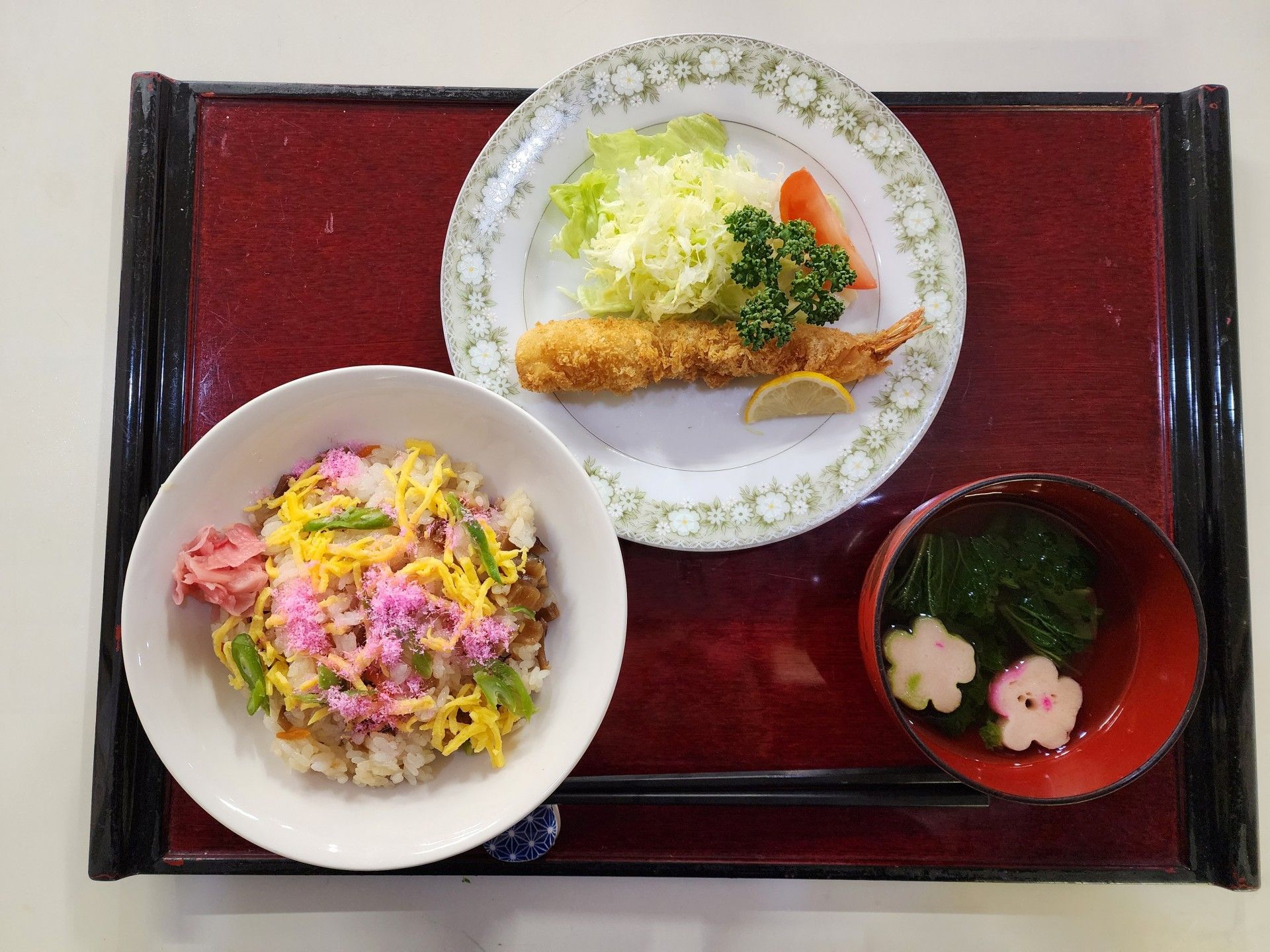 彩り豊かな食事の膳