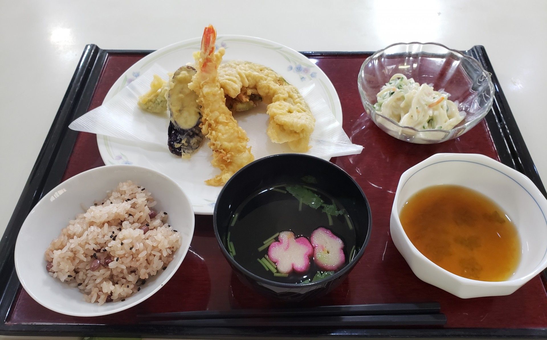 彩り豊かな食事の膳