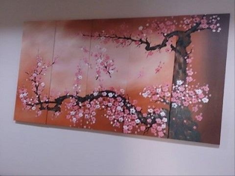 壁に飾られている、さくらをモチーフとした華やかな絵画