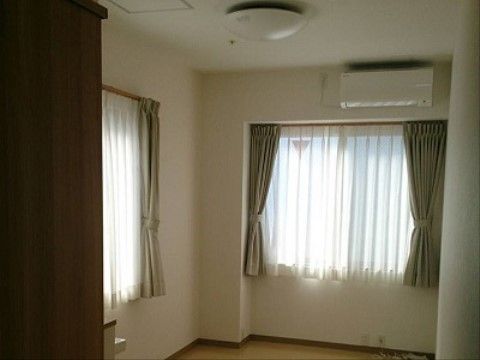 エアコンが設置された、季節を問わず快適に過ごすことができる居室