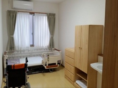 車椅子でも移動しやすい広さを確保した居室には、介護ベッドや家具の他にエアコンや洗面台も設置されている。