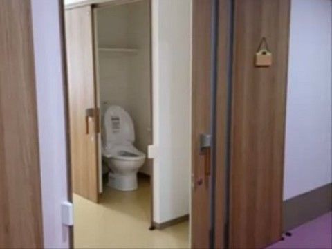 完全個室となっている部屋の中にはトイレが完備されていて、利便性とプライバシーに配慮された造りとなっている。
