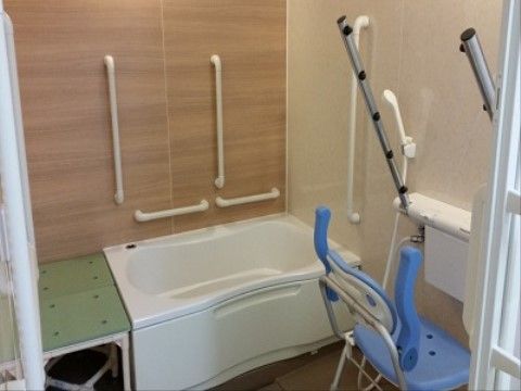 浴室のシャワーの前には専用の椅子が設置されている。また、椅子から立ち上がりやすいようにその正面には手前に前傾した手すりがついている。