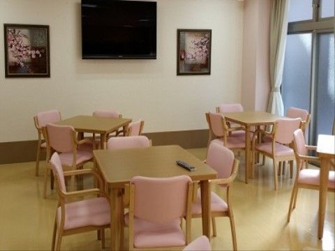 入居者様やご家族様と楽しいひと時を過ごせるよう、共有スペースが用意されている。テーブルや椅子には温かみのある色や素材が使われている。